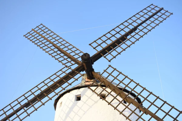 Moulin Vent Contre Ciel Bleu Par Une Journée Ensoleillée — Photo