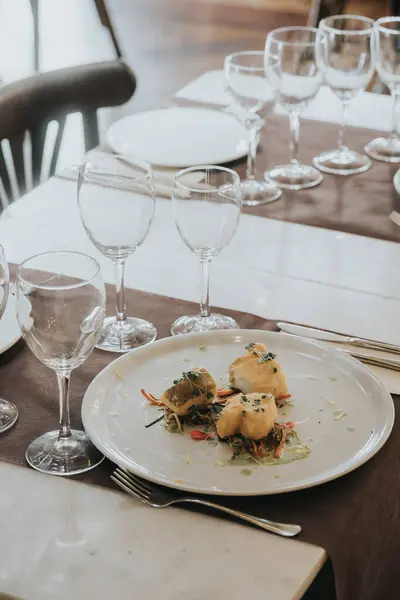 Tiro Vertical Pescado Cocido Con Verduras Hierbas Plato Sobre Mesa — Foto de Stock