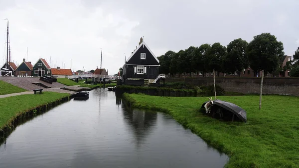 Крупный План Перевернутой Лодки Коз Голландской Деревни Энхёйзене Дождливый День — стоковое фото