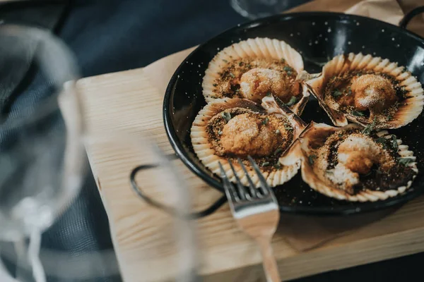 Eine Nahaufnahme Von Leckeren Gebackenen Jakobsmuscheln Mit Käse Und Würziger — Stockfoto