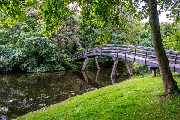 Eine Brücke Über Einen Kleinen Fluss Einem Park Der Tagsüber — Stockfoto