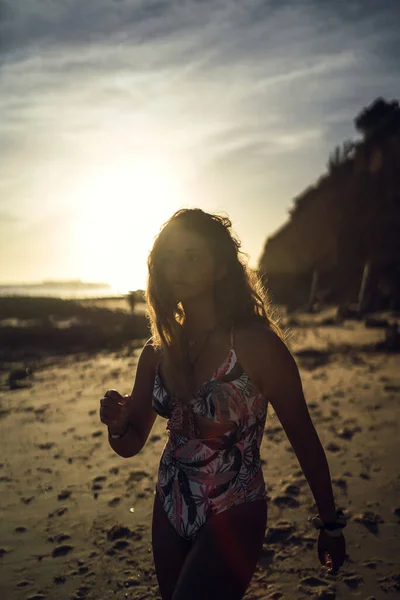 Tiro Vertical Uma Jovem Fêmea Maiô Fundo Pôr Sol Praia — Fotografia de Stock