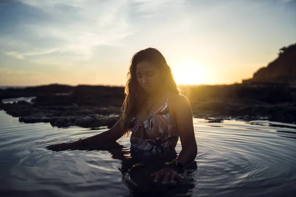 Una Bella Femmina Con Costume Bagno Posa Acqua Sullo Sfondo — Foto Stock