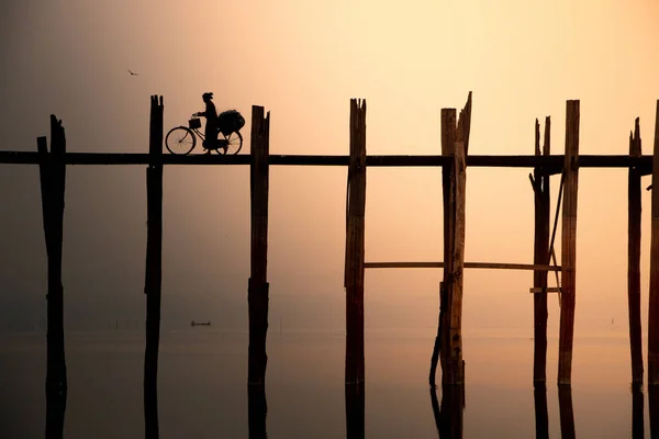 Woman Silhouette Crossing Bain Bridge Myanmar — Stock Photo, Image