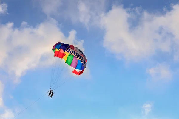 Homme Maldives Mars 2017 Couples Pratiquant Des Sports Nautiques Parachute — Photo