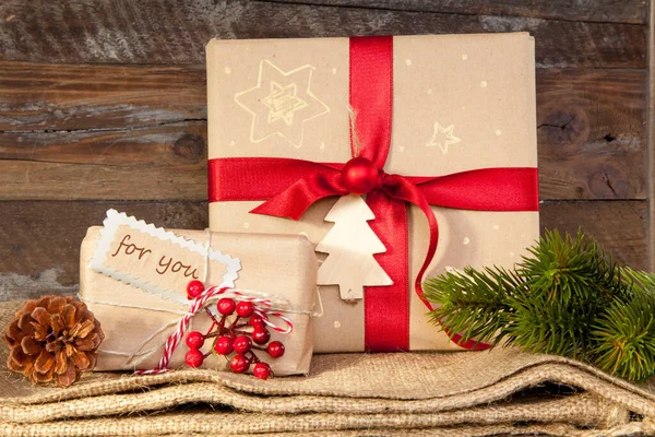 Primer Plano Regalos Navidad Envueltos Con Una Textura Madera Fondo — Foto de Stock