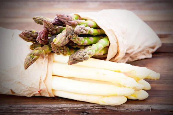 Closeup Shot Bundles Green White Asparagus Wooden Table — Stock Photo, Image