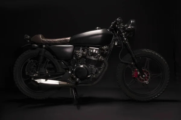 Nahaufnahme Eines Neuen Schwarzen Motorrads Auf Schwarzem Hintergrund — Stockfoto