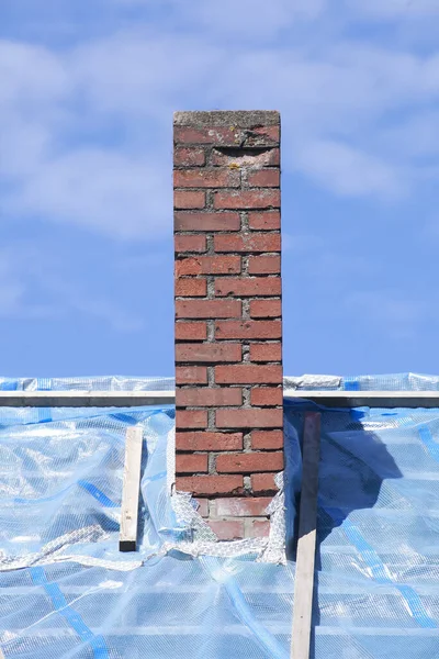 Vertikal Närbild Bild Taket Ett Hus Täckt Med Blå Plastpåsar — Stockfoto