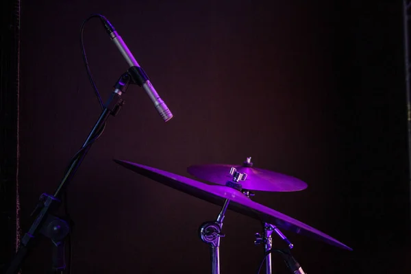 Micrófono Tambores Bajo Una Luz Púrpura — Foto de Stock