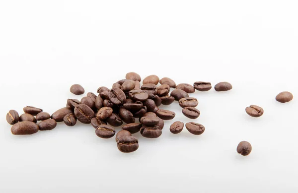 Närbild Hög Med Rostade Kaffebönor Isolerad Vit Bakgrund — Stockfoto