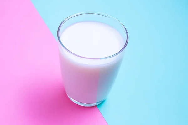 Vaso Leche Sobre Una Superficie Azul Rosa —  Fotos de Stock