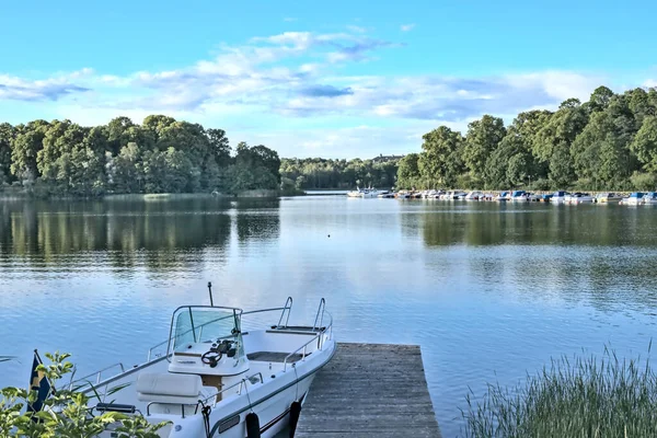 Petit Bateau Garé Dans Lac Entouré Verdure Sous Ciel Bleu — Photo