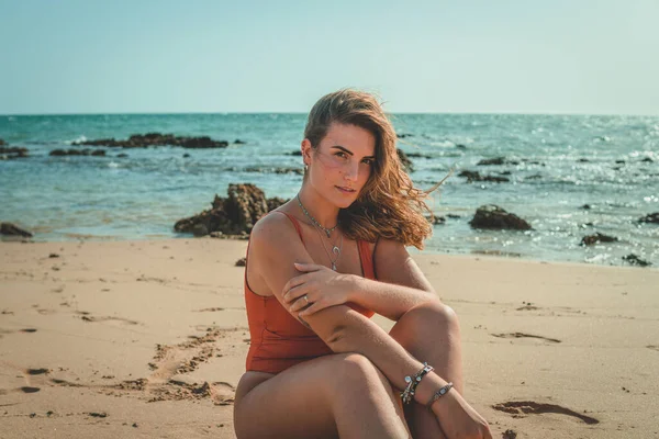 Uma Bela Mulher Europeia Com Maiô Laranja Sentado Praia Areia — Fotografia de Stock