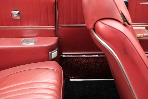 Interior Couro Vermelho Carro Americano Dos Anos Sessenta Wettenberg Alemanha — Fotografia de Stock