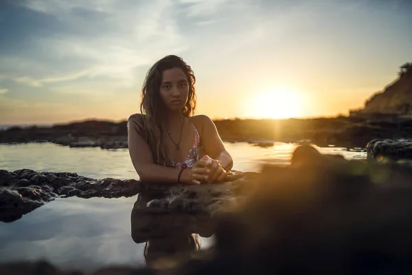 Uma Bela Fêmea Com Maiô Posando Água Fundo Pôr Sol — Fotografia de Stock