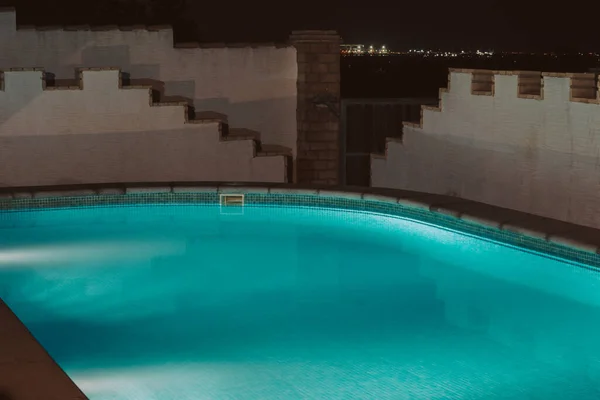 Tiro Uma Piscina Noite Com Luzes — Fotografia de Stock