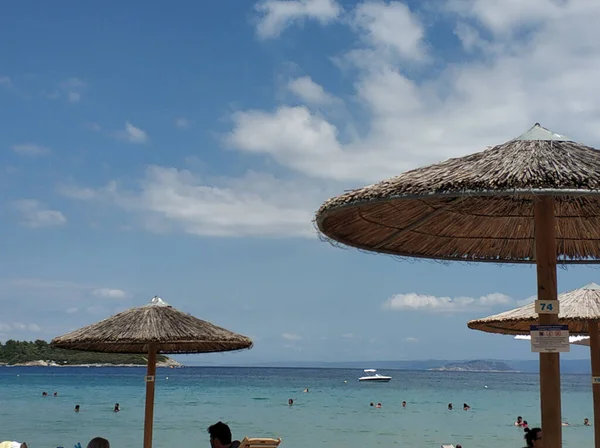 Low Angle Shot Straw Umbrellas Beach Daytime — Stock Photo, Image