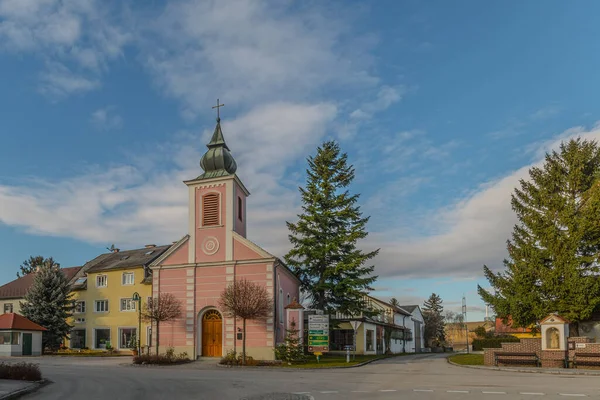Χαμηλή Γωνία Του Παρεκκλησίου Του Langmannersdorf Στην Κάτω Αυστρία — Φωτογραφία Αρχείου