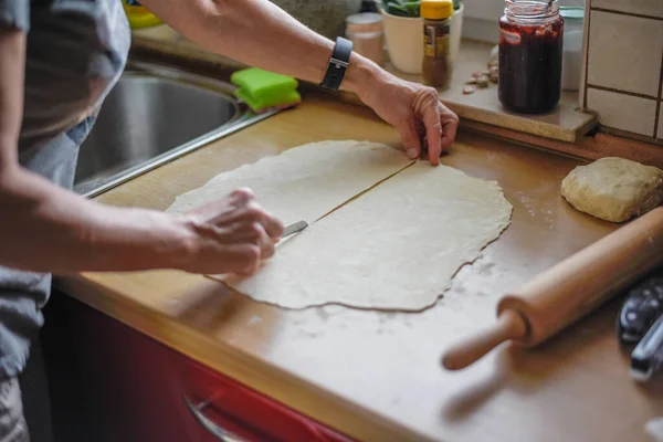 Enfoque Selectivo Una Mujer Cortando Masa Con Cuchillo Cocina —  Fotos de Stock