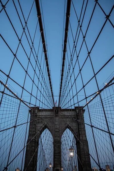布鲁克林大桥斜拉桥的竖向低角度拍摄 — 图库照片