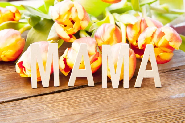 Primo Piano Della Parola Mama Con Bellissimi Tulipani Sullo Sfondo — Foto Stock