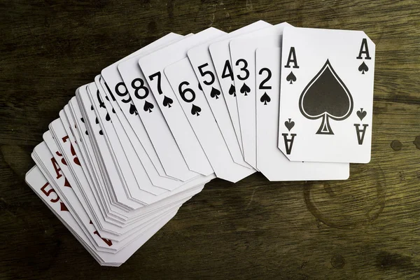 Uma Vista Superior Jogar Cartas Uma Superfície Madeira — Fotografia de Stock