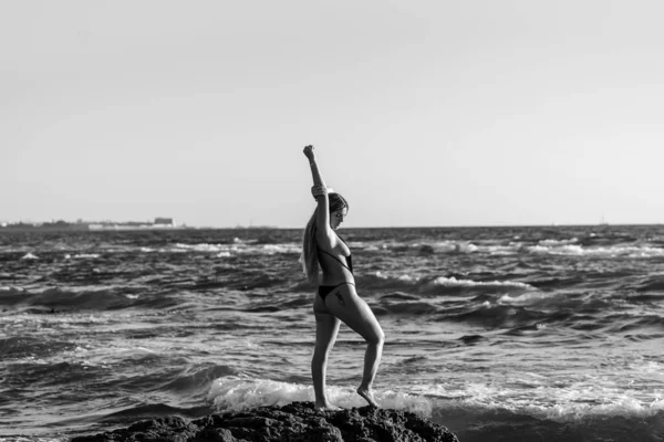 在西班牙卡迪兹的拉卡莱塔海滩 一个带有纹身的女性在海滨放松的灰度照片 — 图库照片