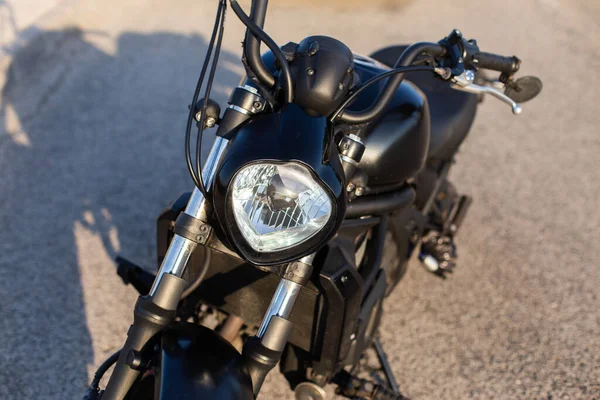 Tiro Foco Seletivo Uma Motocicleta Preta Livre Com Asfalto Fundo — Fotografia de Stock