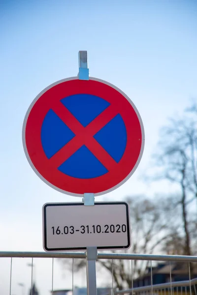 Trafikskylt Rött Och Blått Med Ytterligare Vit Skylt Med Uppgift — Stockfoto