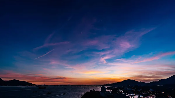Прекрасний Знімок Міського Пейзажу Під Яскравим Барвистим Небом Заходу Сонця — стокове фото