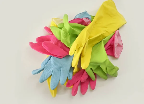 Zbliżenie Ujęcia Kolorowych Gumowych Rękawiczek Białej Powierzchni — Zdjęcie stockowe