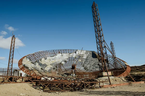 Una Vieja Abandonada Oxidada Antena Parábola Con Tres Torres — Foto de Stock