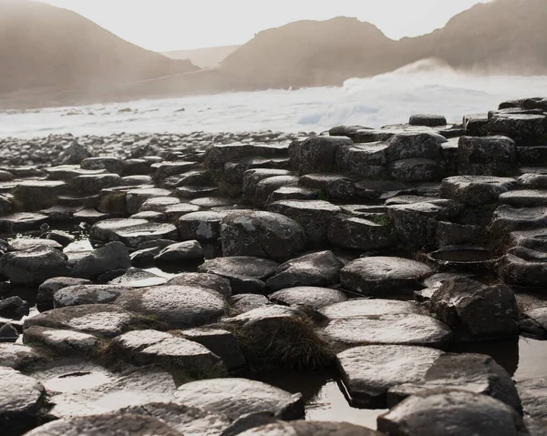 Wet Rocks Giant Causeway Belfast Ireland Mountains Sea Waves Background — Stock Photo, Image