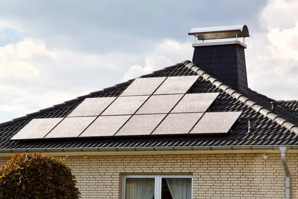 Una Toma Bajo Ángulo Paneles Solares Techo Edificio — Foto de Stock