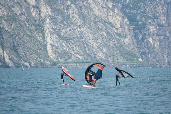 Malcesina Itália Jul 2020 Surfista Folha Asa Outros Surfistas Belo — Fotografia de Stock
