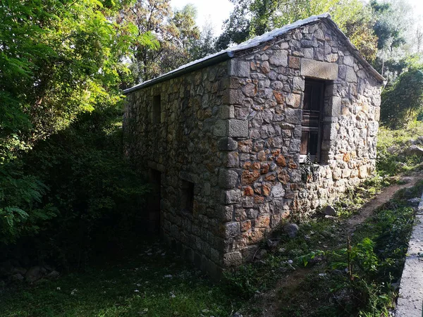 ボスニアの田舎の古い石造りの家の閉鎖的なショット — ストック写真