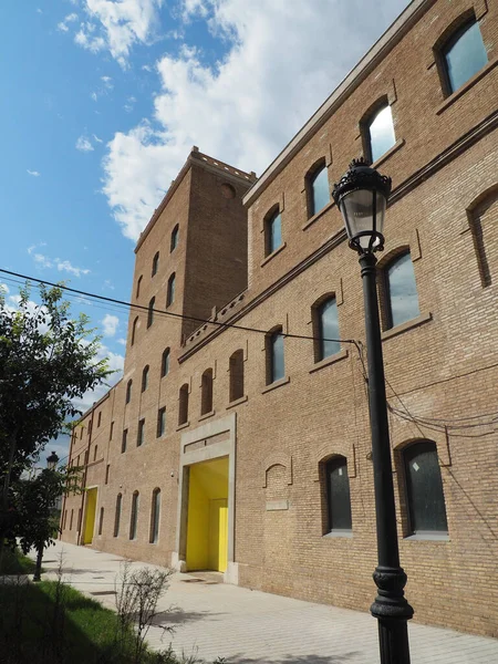 Low Angle Shot Facade Beautiful Brick Building Cloudy Sky — Stock Photo, Image