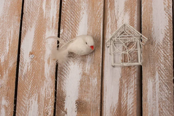 Een Kunstmatige Vogel Naast Een Nest Houten Achtergrond — Stockfoto