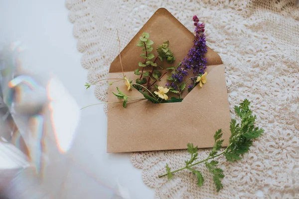 Enfoque Selectivo Lavanda Pequeñas Flores Amarillas Sobre Tela Blanca — Foto de Stock