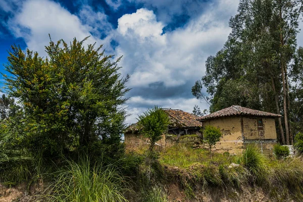 Vieilles Maisons Abandonnées Équateur Sous Ciel Bleu Les Nuages Blancs — Photo