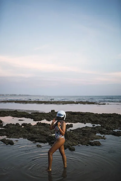 Tiro Vertical Uma Fêmea Maiô Posando Com Capacete Mar Cádiz — Fotografia de Stock