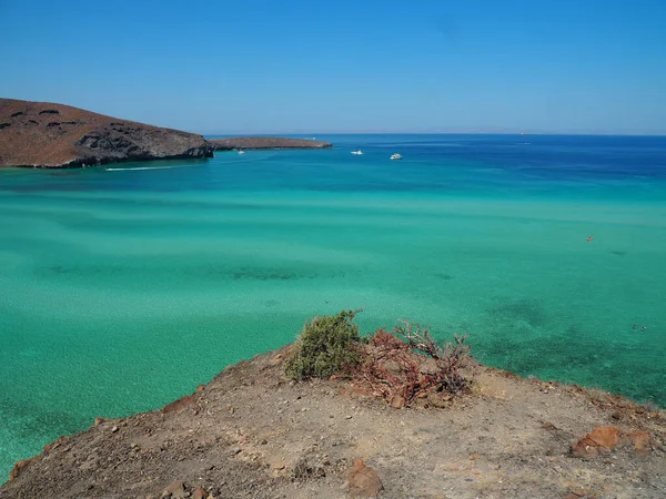 Μια Όμορφη Θέα Του Καταγάλανου Ωκεανού Πλοία Που Επιπλέουν Στο — Φωτογραφία Αρχείου