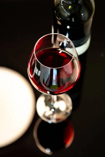 一杯红酒和一瓶酒的垂直的高角镜头 — 图库照片