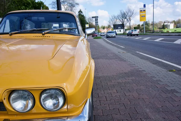 Gros Plan Une Voiture Jaune Sur Trottoir — Photo