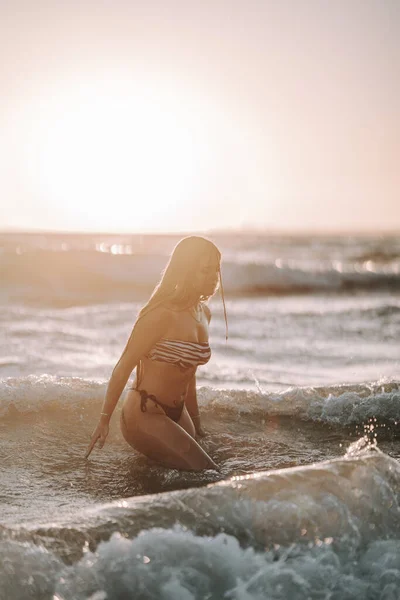 スペイン カディスのラ カレタビーチの海辺でリラックスしたタトゥーを持つ魅力的な女性 — ストック写真