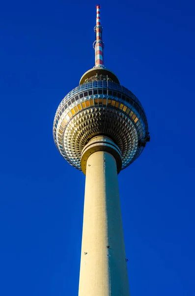 Berlin Deki Ünlü Fernsehturm Kulesinin Mavi Gökyüzüne Karşı Dikey Alçak — Stok fotoğraf