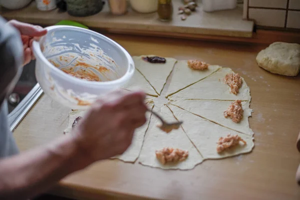 Enfoque Selectivo Una Hembra Poniendo Relleno Las Piezas Masa Cocina —  Fotos de Stock