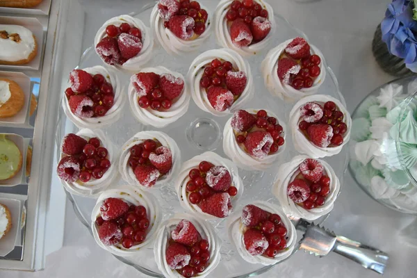 Ein Schuss Köstlicher Desserts Mit Beeren Auf Dem Tisch — Stockfoto