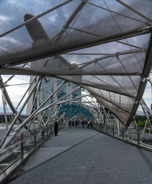 Singapur Singapur 2020 Personas Caminando Puente Helix Con Marina Bay — Foto de Stock